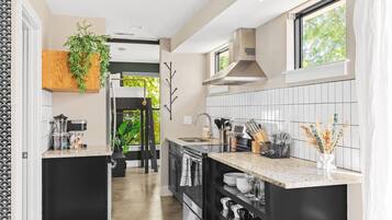 Jääkaappi, mikroaaltouuni, uuni, liesi