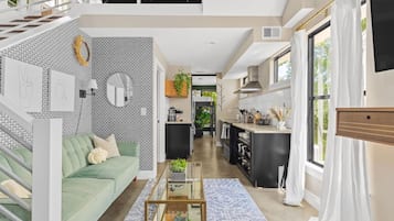 Smart-TV, Kamin, Bücher