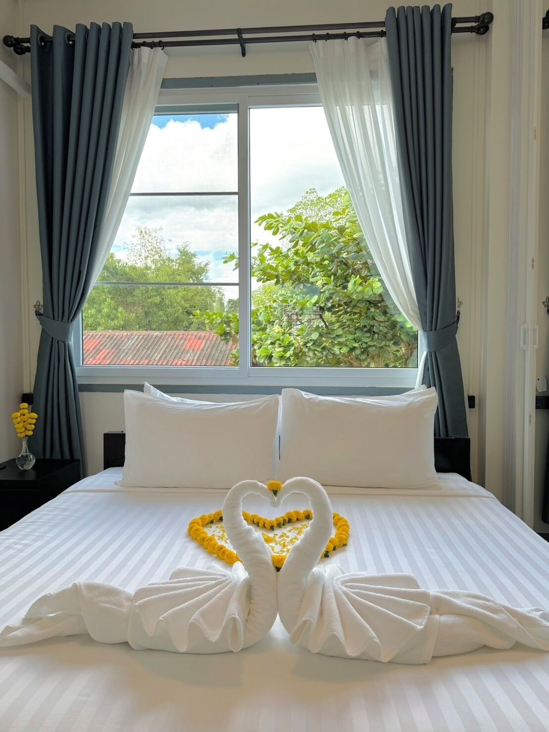 Forget me nots Mountain View | Edredón, minibar, escritorio y espacio para trabajar con laptop 