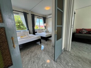 Ropa de cama de alta calidad, cubrecamas, minibar y escritorio