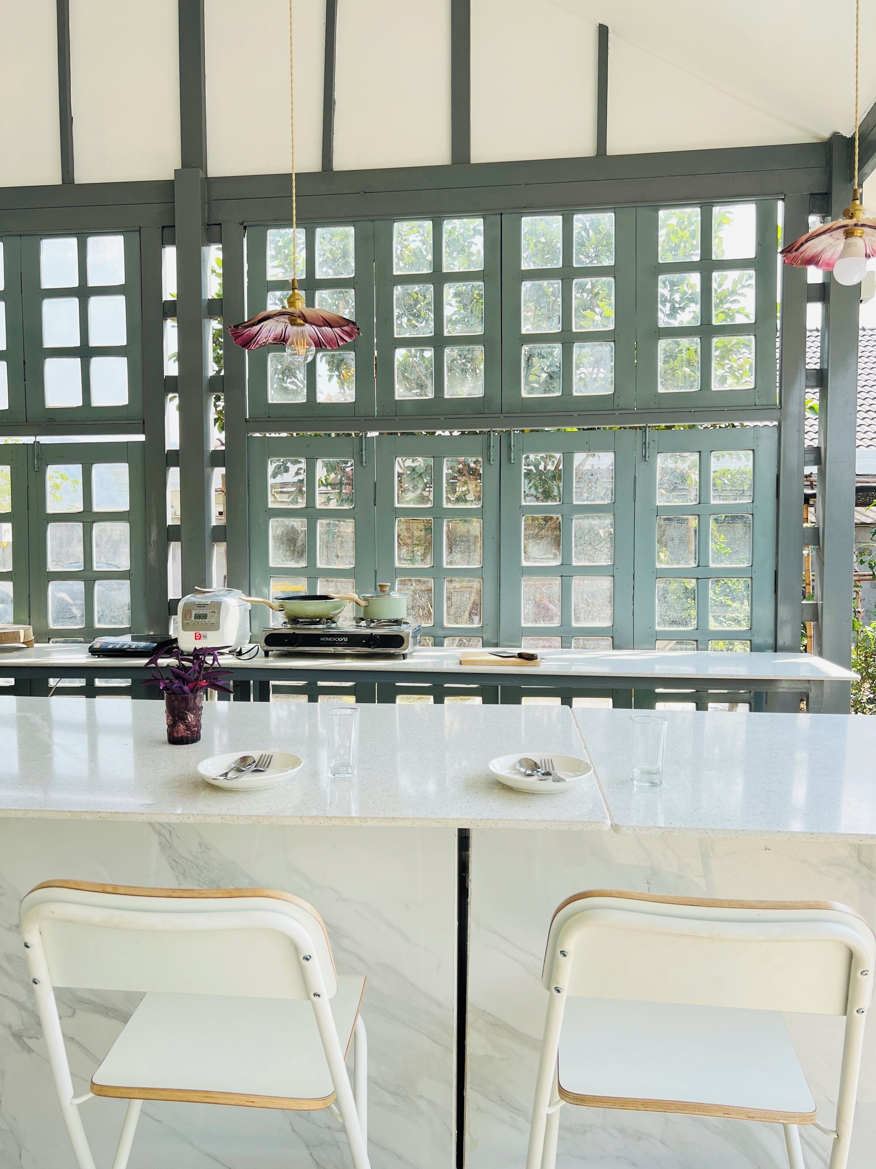 Refrigerador, parrilla de estufa, cafetera y tetera y tetera eléctrica 