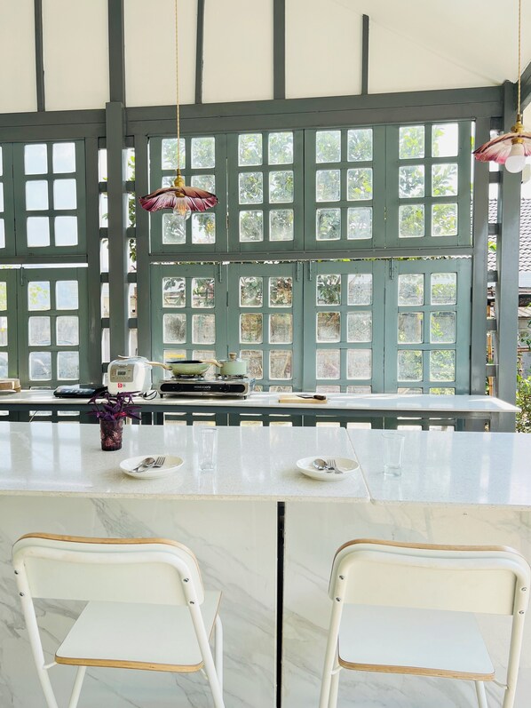 Refrigerador, placa de cocina, cafetera/tetera, tetera/pava eléctrica