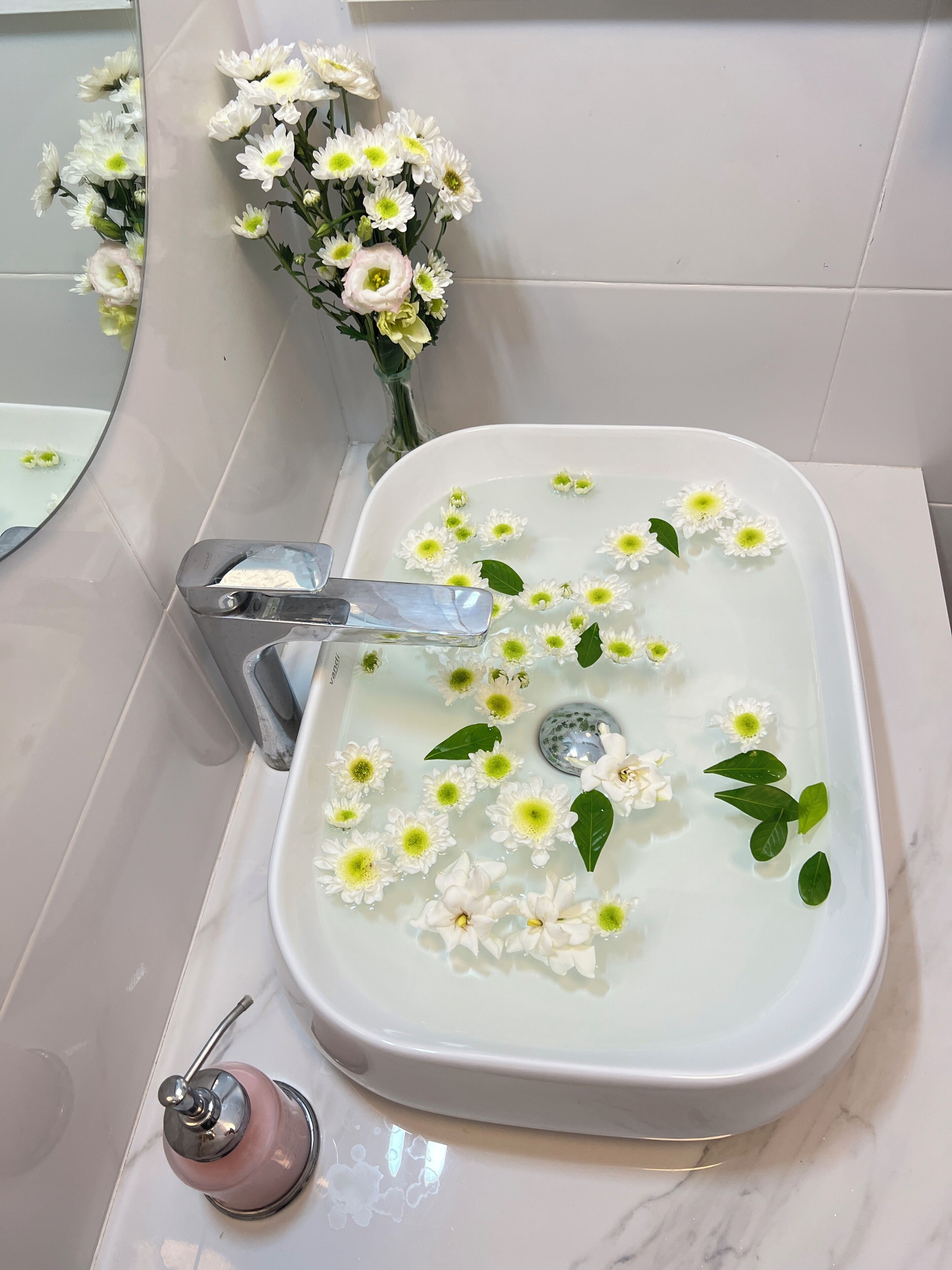 Jasmine gardens view | Edredones de plumas, minibar, escritorio