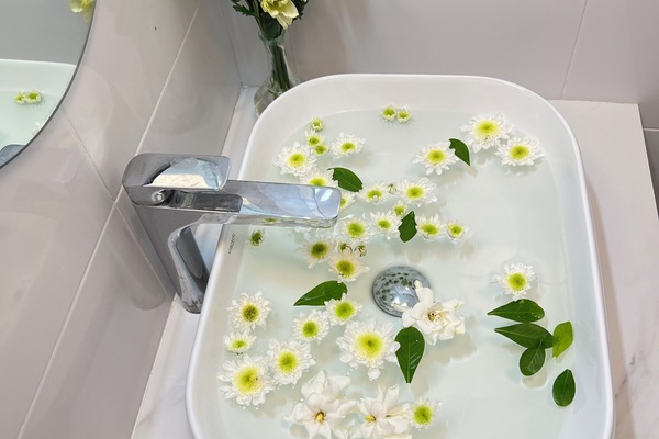 Jasmine gardens view | Edredones de plumas, minibar, escritorio