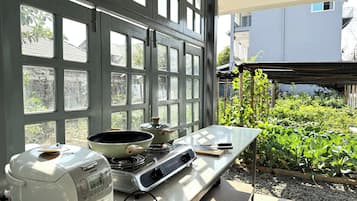 Fridge, stovetop, coffee/tea maker, electric kettle