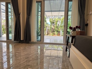 Ropa de cama de alta calidad, cubrecamas, minibar y escritorio