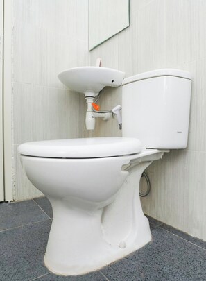 Deluxe Double Room | Bathroom | Shower, bidet, towels, soap