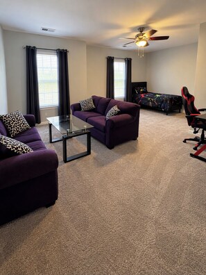 Living area - Charming 4-bedroom house with AC and WiFi in lovely Indianapolis (Indianapolis)