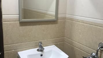 Habitación doble Deluxe | Baño | Regadera, amenidades de baño gratuitas, toallas, jabón