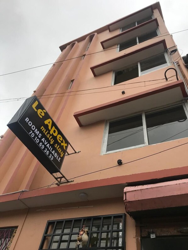 A building with a sign that reads "Le Apex misty stay ROOMS AVAILABLE 70 10 69 36 33". - Le Apex Misty Stay (Ootacamund)