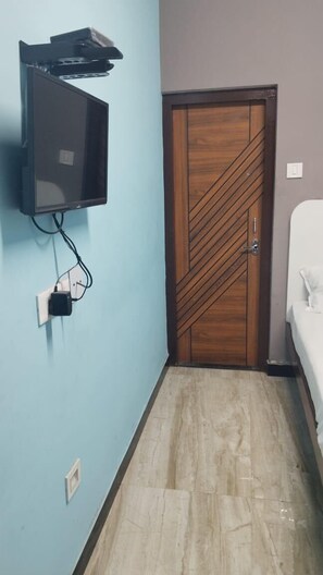 Classic Triple Room | Free WiFi, bed sheets - Le Apex Misty Stay (Ootacamund)