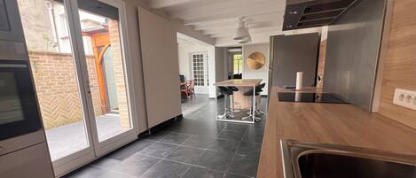 Een microgolfoven, een oven, een kookplaat, een vaatwasser