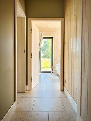 2 habitaciones, tabla de planchar con plancha y cuna de viaje 