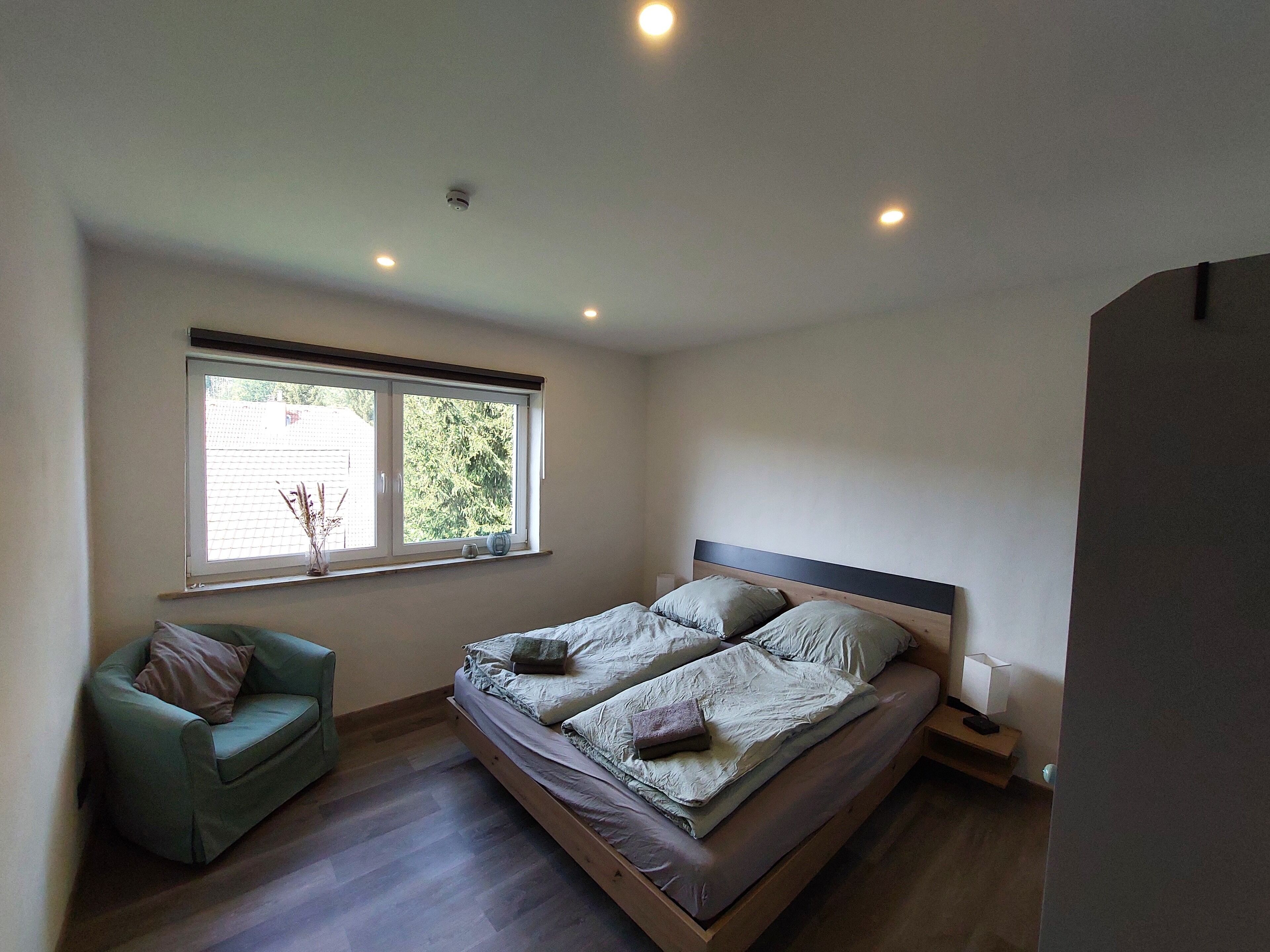 2 soverom, skrivebord, reiseseng for barn og wi-fi (inkludert)