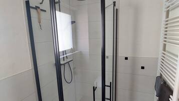 Dusche, Haartrockner, Handtücher, Seife