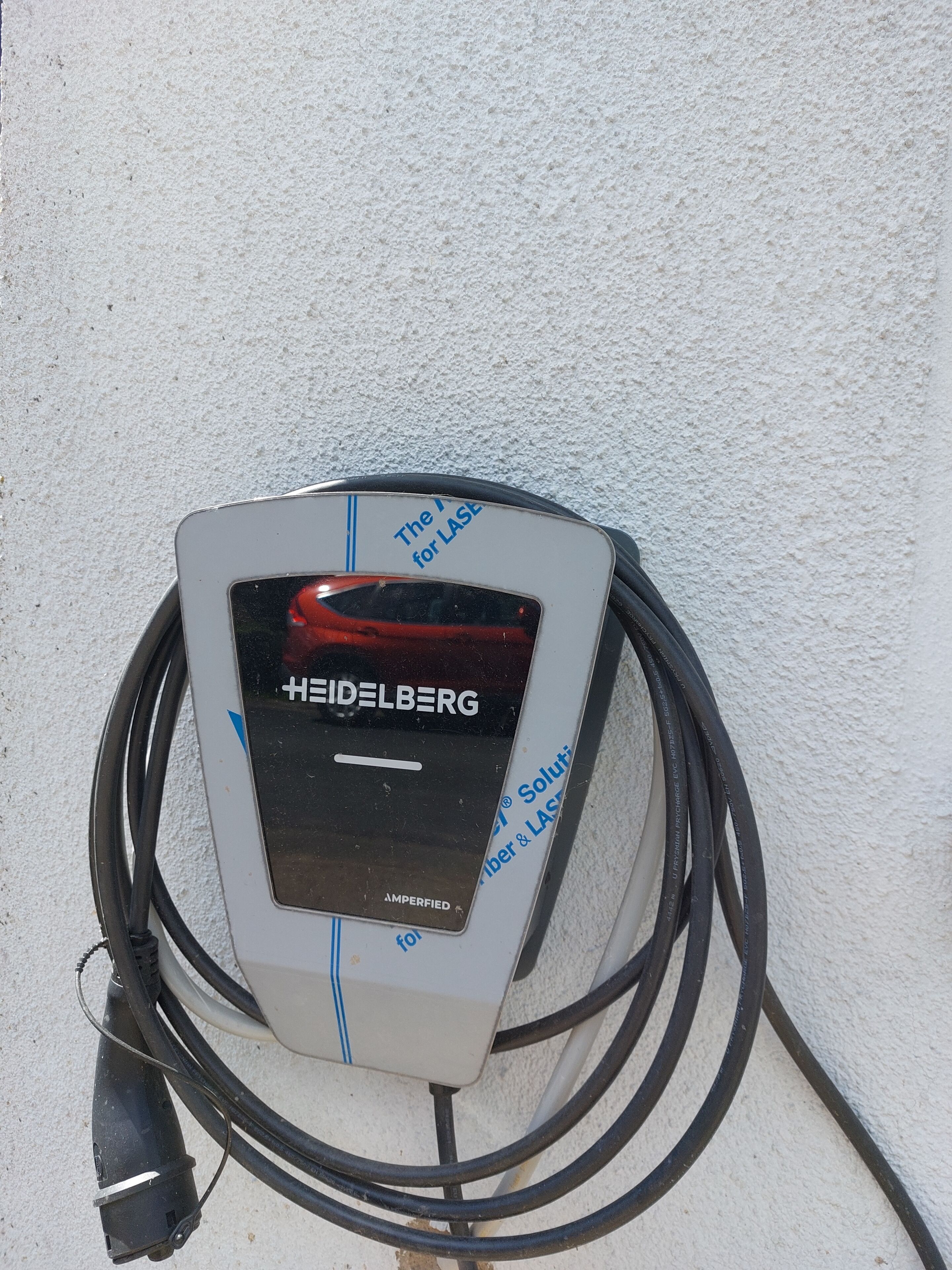 Eine HEIDELBERG Ladestation für Elektrofahrzeuge mit angeschlossenem Kabel.