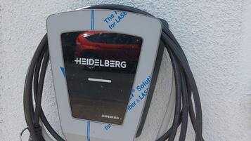 Eine HEIDELBERG Ladestation für Elektrofahrzeuge mit angeschlossenem Kabel.