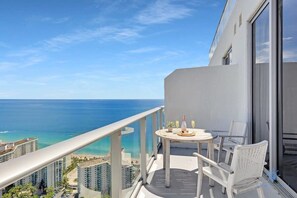 Outdoor dining - * Luxury Penthouse: Ocean Views, Pool & Free Parking (Hollywood)