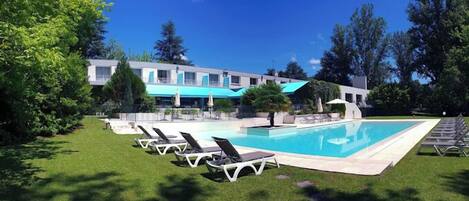Una piscina al aire libre de temporada