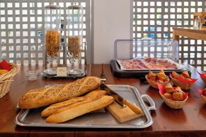 每日供應吃到飽早餐 (每人 EUR14)