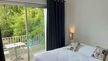 Escritorio, sistema de insonorización, wifi gratis y ropa de cama