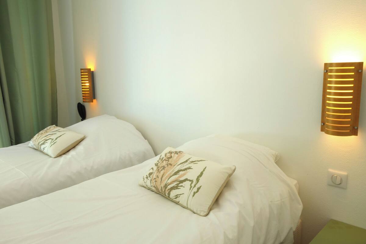 Habitación doble superior, balcón | 1 habitación, escritorio, insonorización y wifi gratis