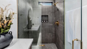 Een douche, een haardroger, handdoeken, shampoo