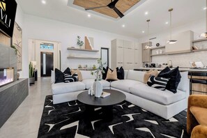 TV, fireplace, offices - The Carlisle Old Town |4 Showers|Heated Pool + Spa (Scottsdale)