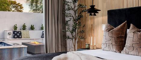 5 habitaciones, escritorio y tabla de planchar con plancha