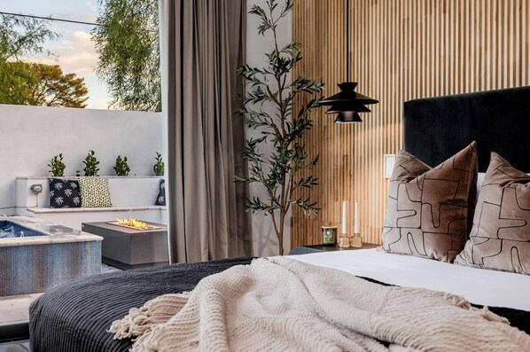 5 bedrooms, desk, iron/ironing board, travel crib