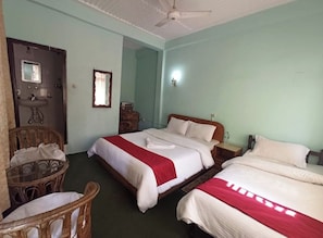 Chambre Double ou avec lits jumeaux | Espace de travail pour ordinateur portable, Wi-Fi gratuit