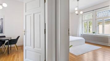 Een bureau, een strijkplank/strijkijzer, wifi, beddengoed