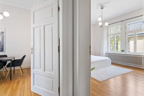 Bureau, fer et planche à repasser, Wi-Fi, draps fournis