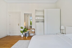 Escriptori, planxa i posts de planxar, wifi i roba de llit 