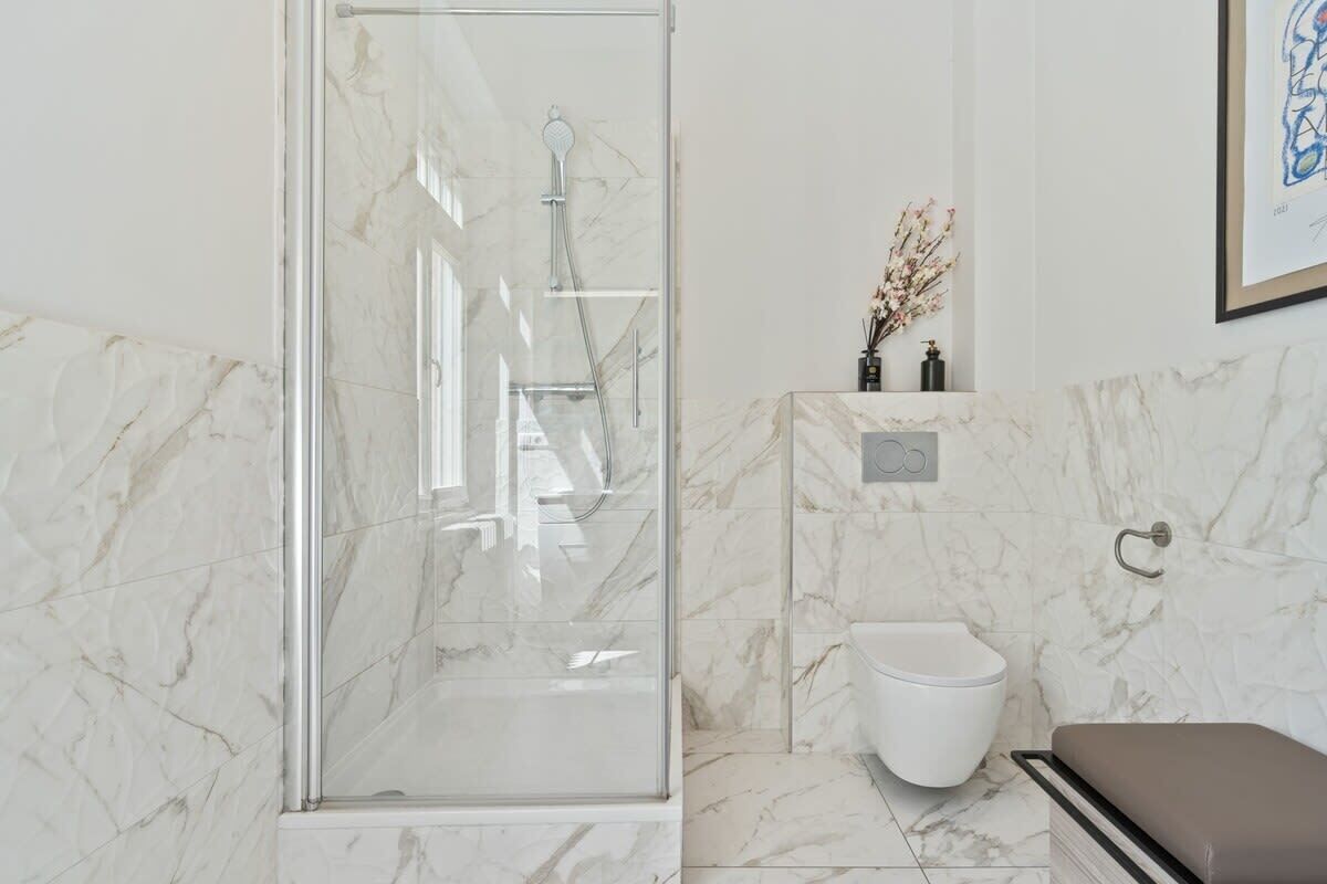 Shower, hair dryer, towels, shampoo