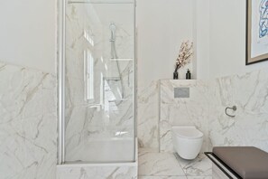 Bruser, hårtørrer, håndklæder, Shampoo