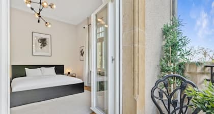 Charming Room with Balcony in City Villa