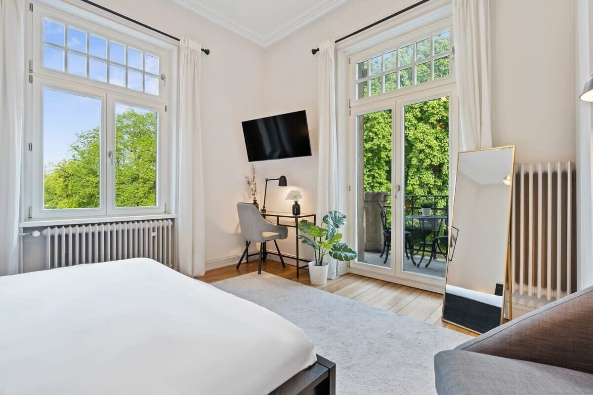 Escritorio, tabla de planchar con plancha, wifi y ropa de cama 