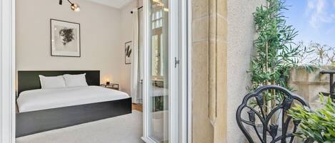 Desk, iron/ironing board, WiFi, bed sheets