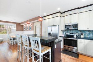 Private kitchen - Blue Marlin: Arcade & Hot Tub (Lincoln City)