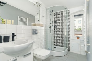 Apartment, 2 Bedrooms, Kitchen | Bathroom | Shower, towels, soap, shampoo - Apartment Close to Old Town by Renters (Poznan)