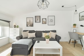 2 habitaciones, escritorio y espacio para trabajar con laptop 