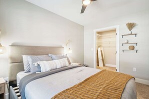2 bedrooms, desk, iron/ironing board, WiFi