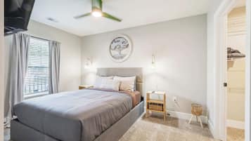 2 bedrooms, desk, iron/ironing board, WiFi