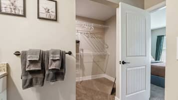 2 chambres, bureau, fer et planche Ă  repasser, lit parapluie