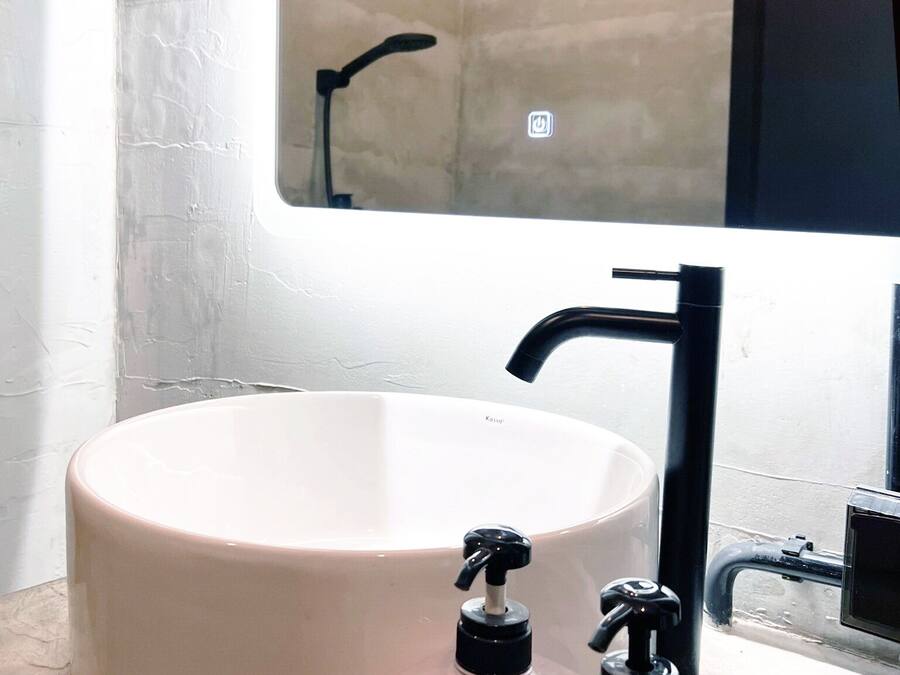 Shower, pancuran hujan, perlengkapan mandi gratis, dan pengering rambut