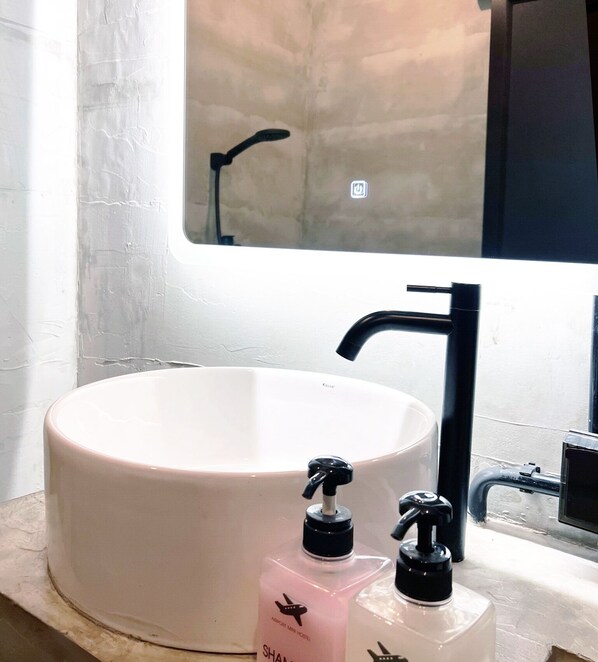 Shower, rainfall showerhead, free toiletries, hair dryer - Airport Mini Hostel at Don Muang Airport (Bangkok)