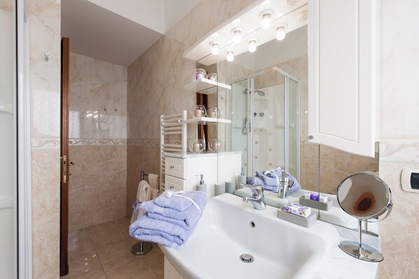 Een haardroger, handdoeken, zeep, toiletpapier