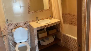 Een haardroger, handdoeken, zeep, toiletpapier