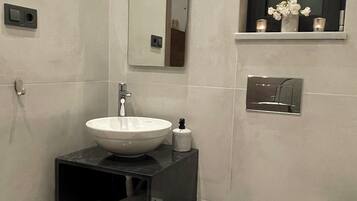 Studio | Kamar mandi | Shower, pengering rambut, dan handuk